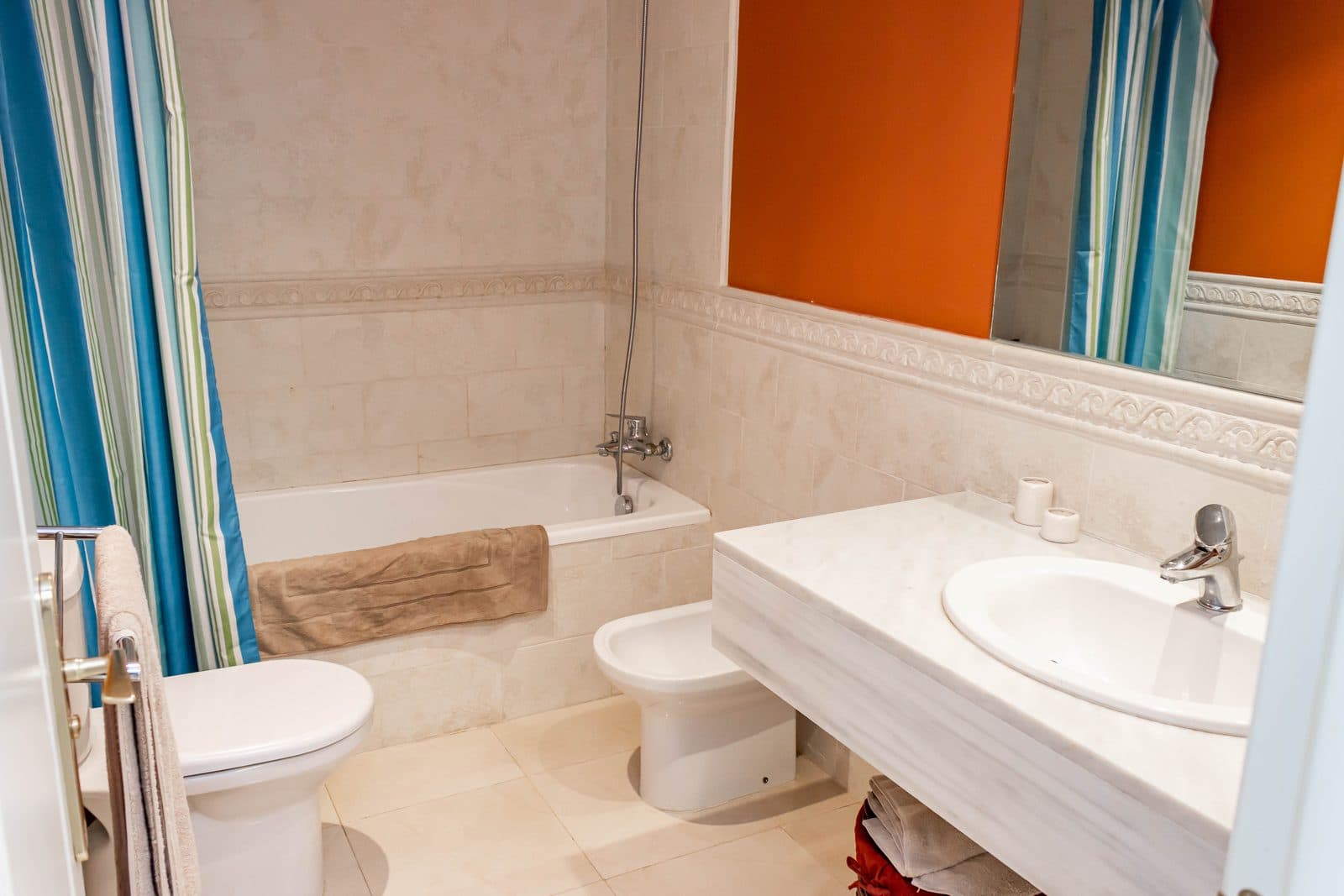 Vollständiges Badezimmer