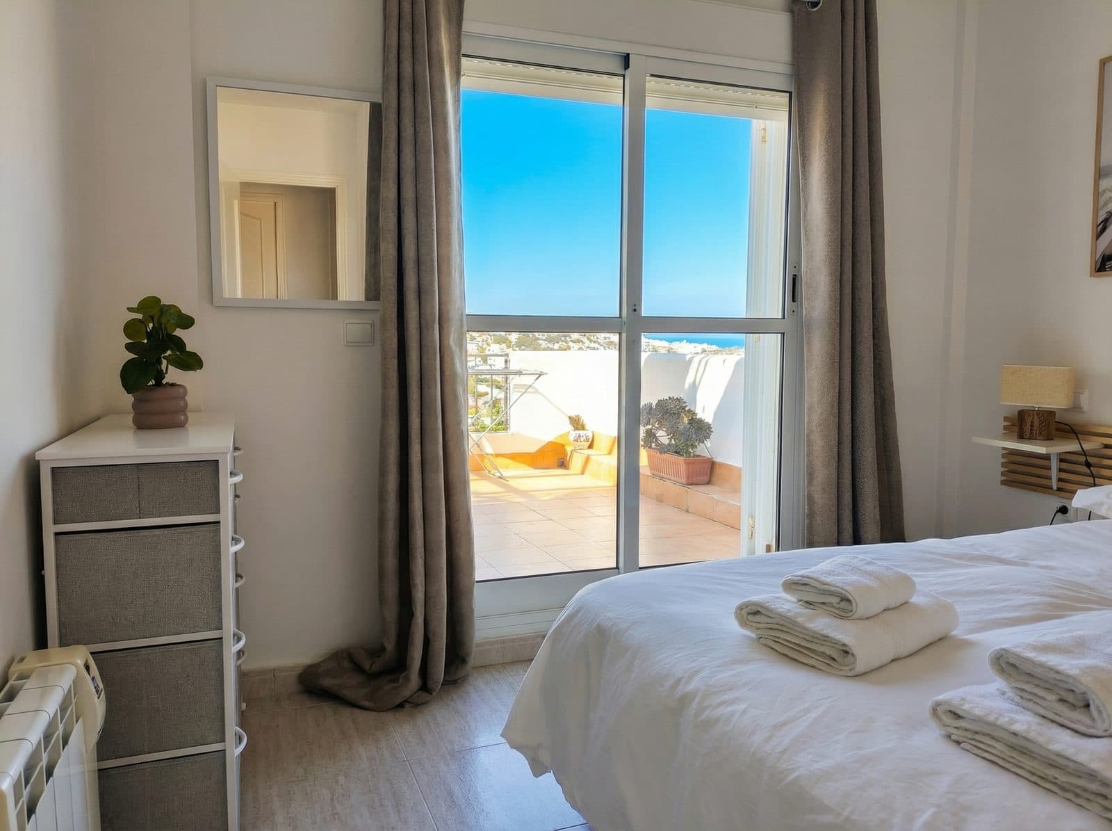 Dormitorio con vistas al mar