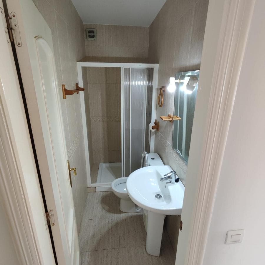 Dormitorio con cama doble